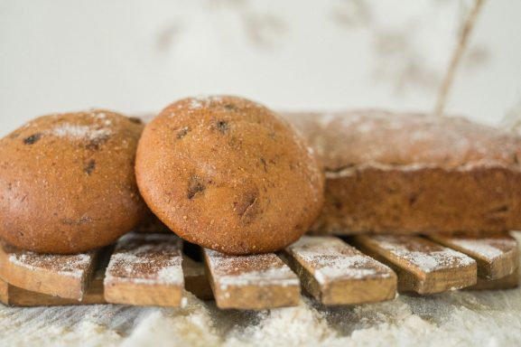 Verschiedene Eindrücke aus dem Fistik Café mit liebevoll angerichteten Speisen, aromatischem Kaffee und stilvollem Ambiente.